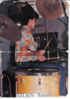 /album/galeria-de-fotos-sobre-nos/batera-grande-no-pa%c3%a7o-jpg/